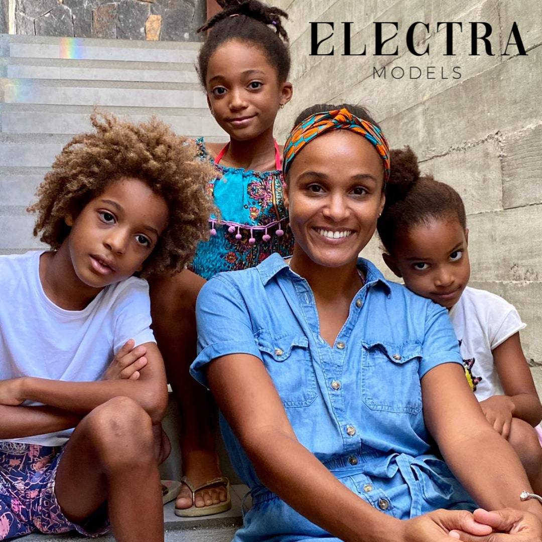 <span  class="uc_style_uc_tiles_grid_image_elementor_uc_items_attribute_title" style="color:#ffffff;">Shooting en famille - Electra Models Agency</span>