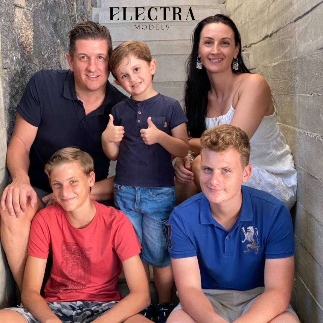 <span  class="uc_style_uc_tiles_grid_image_elementor_uc_items_attribute_title" style="color:#ffffff;">Shooting en famille - Electra Models Agency</span>